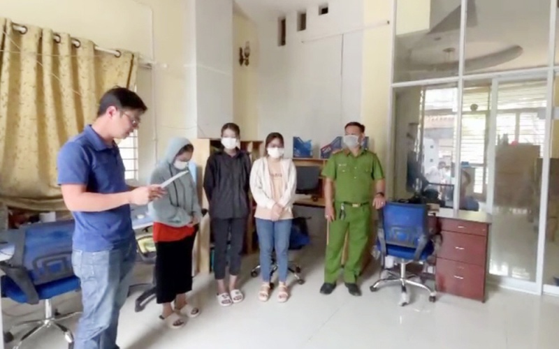 lua hon 3.000 nguoi anh 1