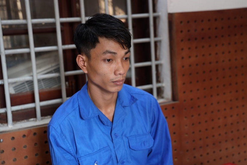 Bi cam di khoi noi cu tru, cho vo ve tham ngoai roi gay them an hinh anh