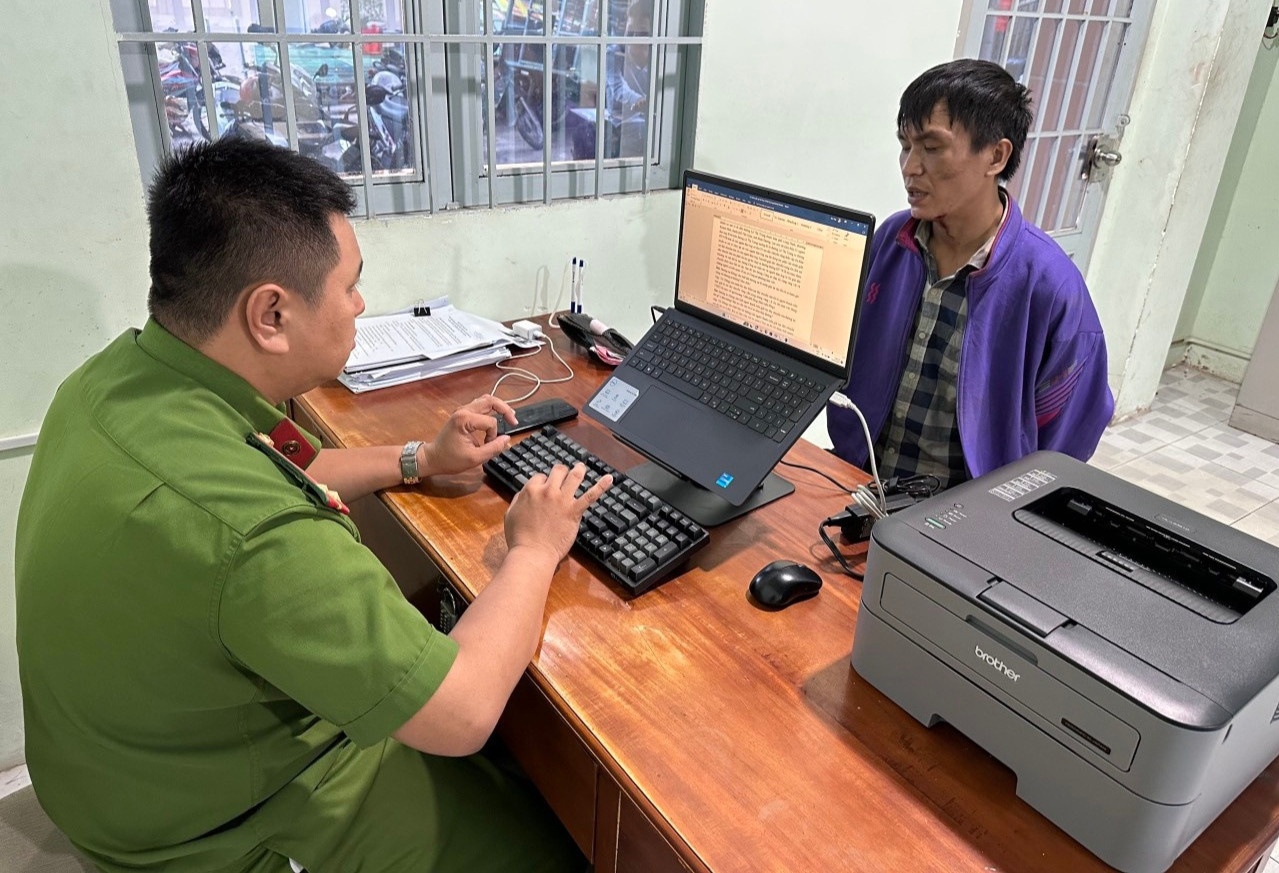 Loi khai nghi pham cuop giat bi bat sau khi chay duoc 20 m hinh anh