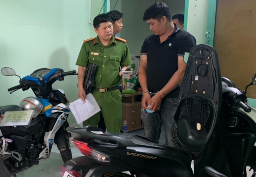 Bat giu nhom nghi pham trom cap moto hinh anh