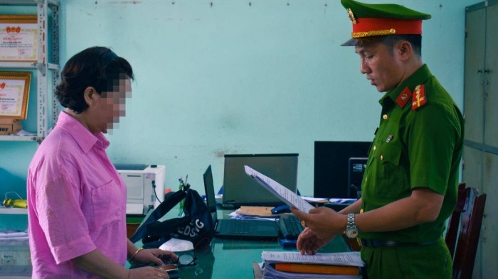 Khoi to nguoi phu nu cho vay lai nang hinh anh