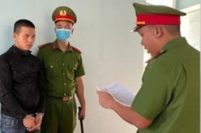 Hai thanh nien ep nguoi vay viet giay no hinh anh