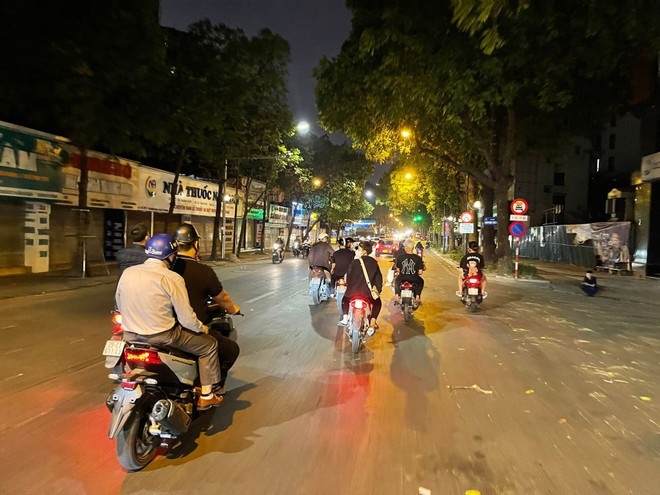 Hon 100 quai xe lang lach, danh vong o pho co Ha Noi hinh anh