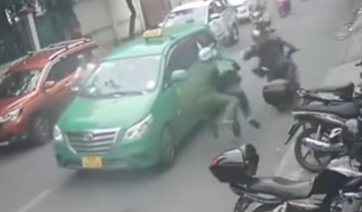 Chien si cong an bi tan cong bang hoi cay van quat nga toi pham hinh anh