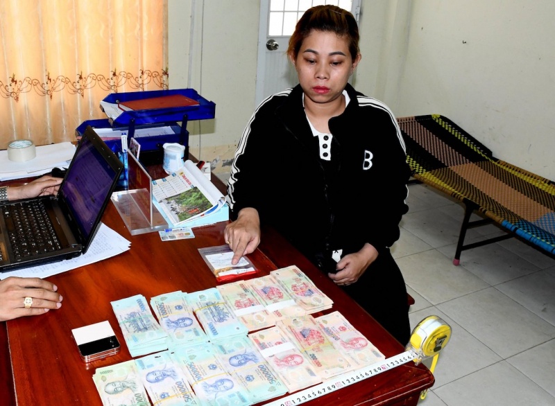 Chan oto, bat giu nguoi phu nu trom vang hinh anh