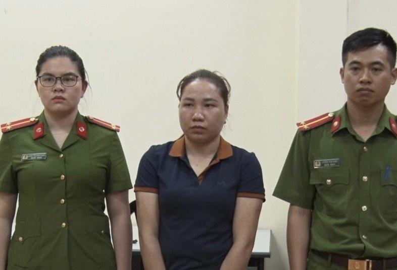 Nu nhan vien buu dien chiem doat hon 2 ty dong cua khach hang hinh anh