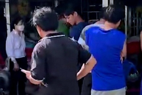 Con dau thieu no, nguoi nha bi danh nhap vien hinh anh