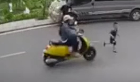 Bat can khi dat con qua duong, ong bo lao vao hanh hung nguoi va cham hinh anh