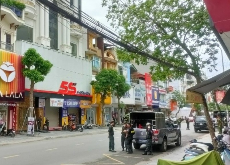 Cong an kham xet nha Tuan 'than den' hinh anh