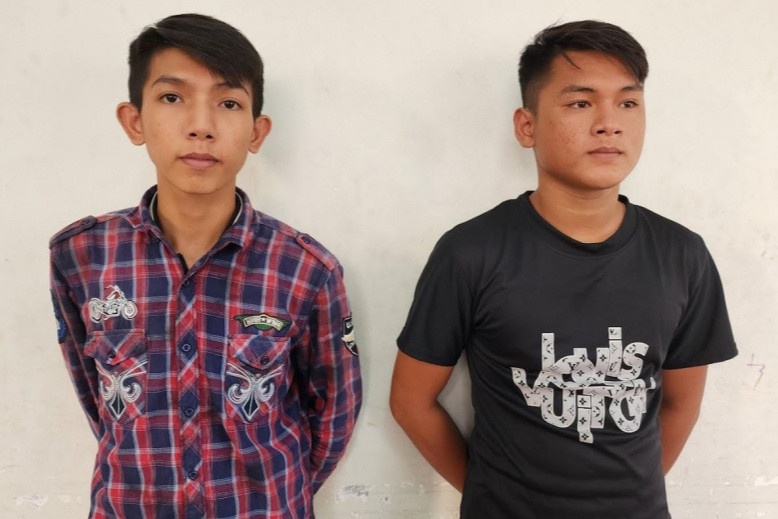 Cuop giat iPhone cua hoc sinh roi mang ve cho vo ban hinh anh