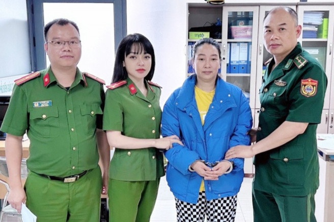 Loi dung tai ngoai nuoi con nho, nghi pham mua ban nguoi bo tron hinh anh