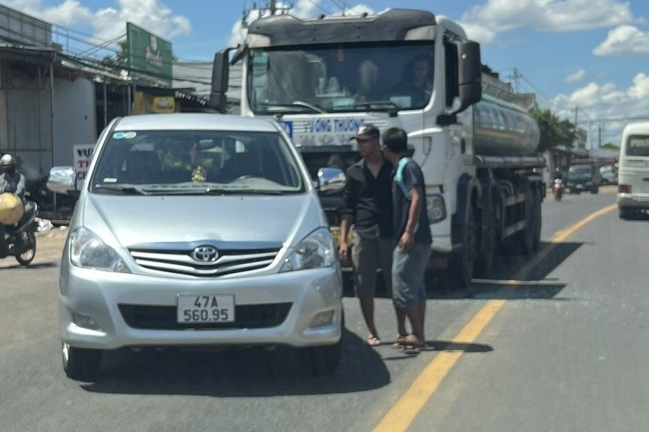 Lam ro tai xe xe con danh nguoi lai xe bon trong thuong hinh anh