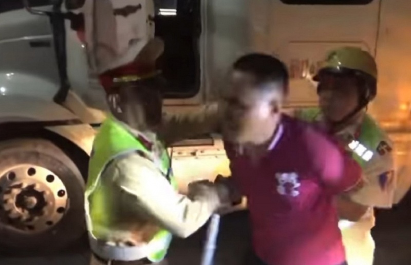 Tam giu tai xe container thong chot, co thu trong cabin hinh anh