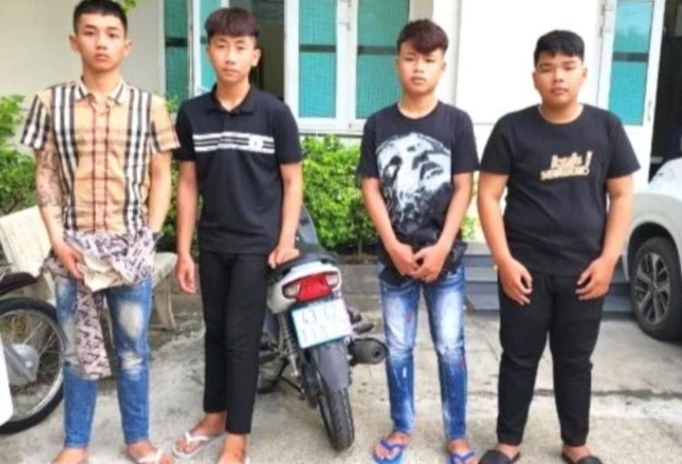 Truy bat nhom thanh thieu nien danh nguoi giua trung tam Da Nang hinh anh