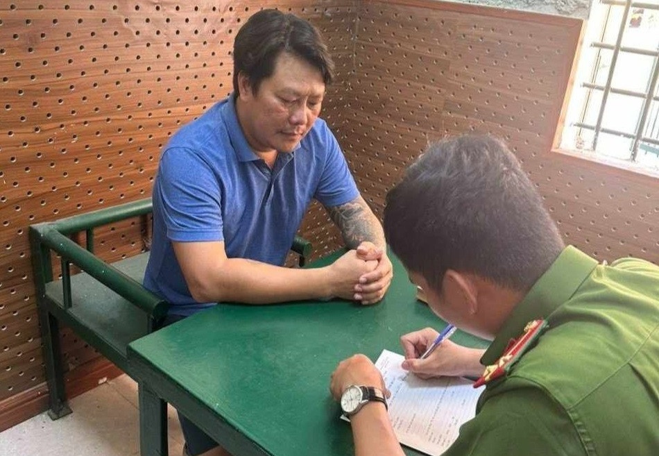 Khoi to nguoi cam sung vao nha dan ban loan xa hinh anh