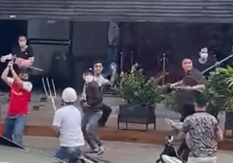 Thieu nu lop 9 dua nhom trai lang vao vong lao ly hinh anh