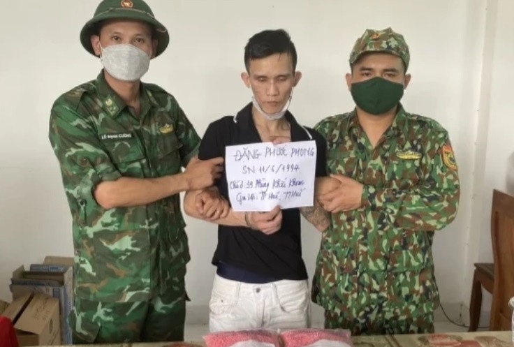 Bat giu 2 nguoi van chuyen 48.000 vien ma tuy xuyen quoc gia hinh anh