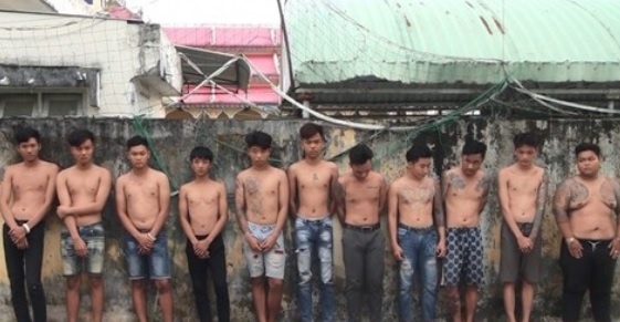 Nhom thanh nien mang sung dan, dao kiem di hon chien hinh anh