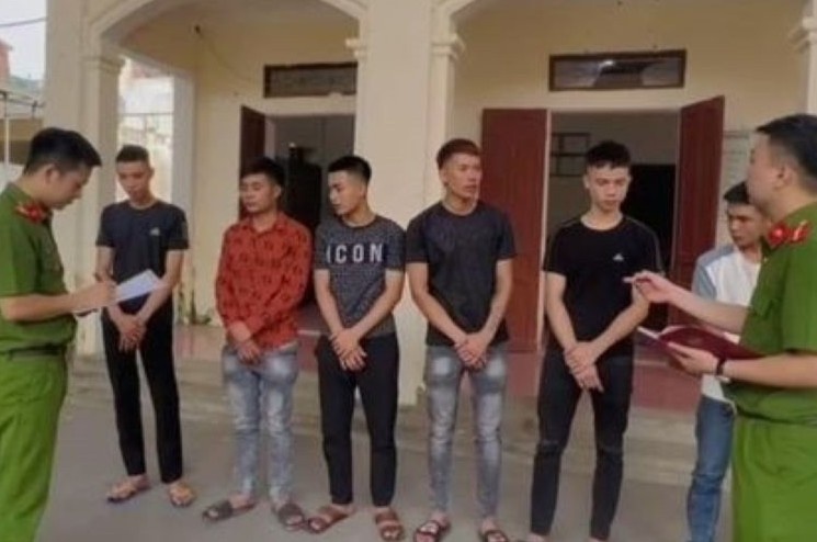 2 nhom thanh nien hon chien tai dam cuoi hinh anh