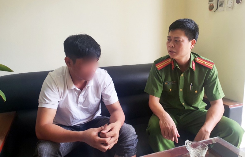 Nam thanh nien tu di chup anh tho roi dinh uong thuoc chuot tu tu hinh anh