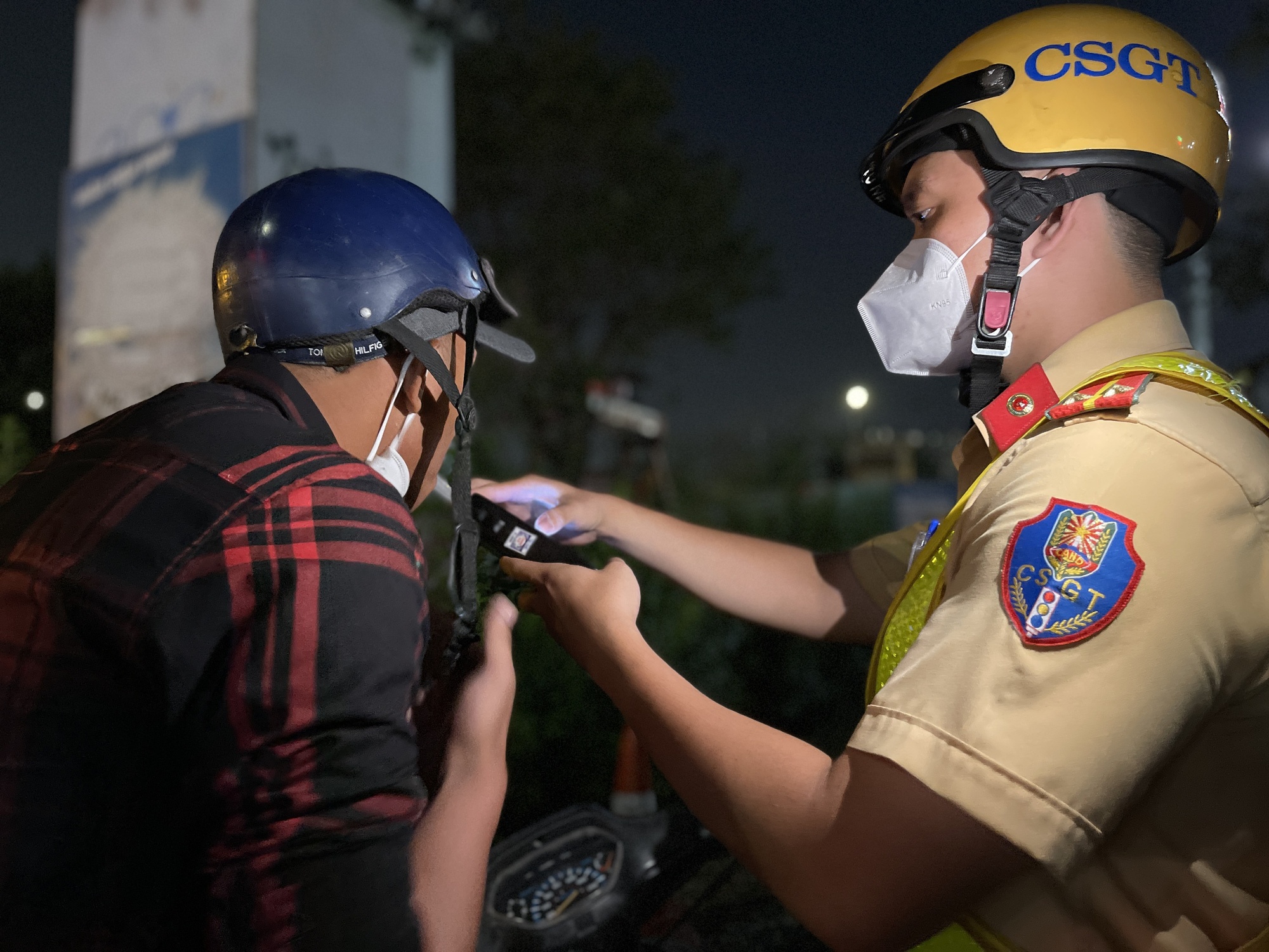 Khoi to tai xe say ruou chong nguoi thi hanh cong vu hinh anh