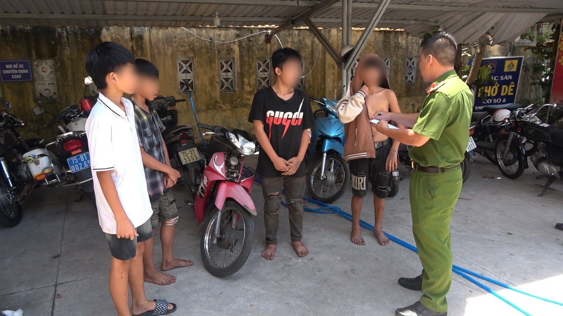 Nhom thieu nien dieu khien xe an trom tong vao canh sat giao thong hinh anh