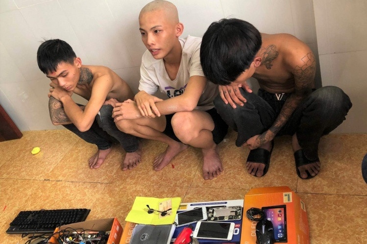 Bat giu nhom nghi pham chuyen dap kinh oto hinh anh