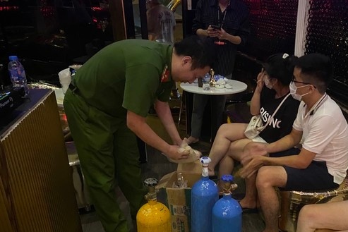 Gia dan choi dot kich quan bar Paradis o Ha Noi hinh anh