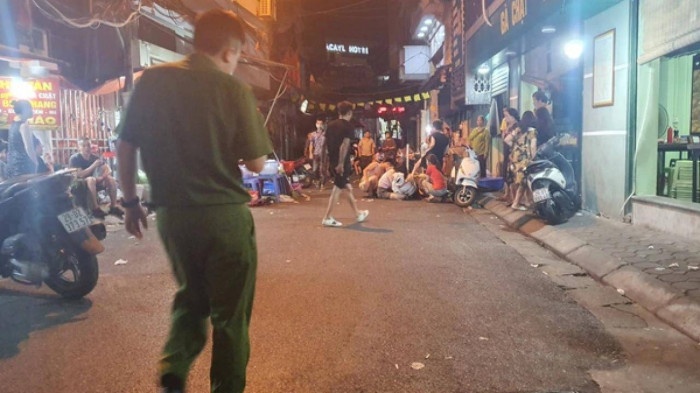 Nguoi dan ong bi dam guc tai quan an dem tren pho o Ha Noi hinh anh