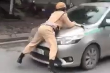 Dam xe vao canh sat, thanh nien bi phat 15 thang tu hinh anh