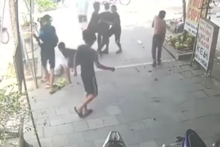 Mau thuan khi uong nuoc, 2 nhom thanh nien hon chien hinh anh