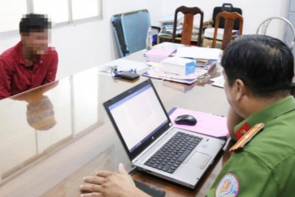 Bat giu nguoi phun son quang cao trai phep trang web ca do, co bac hinh anh
