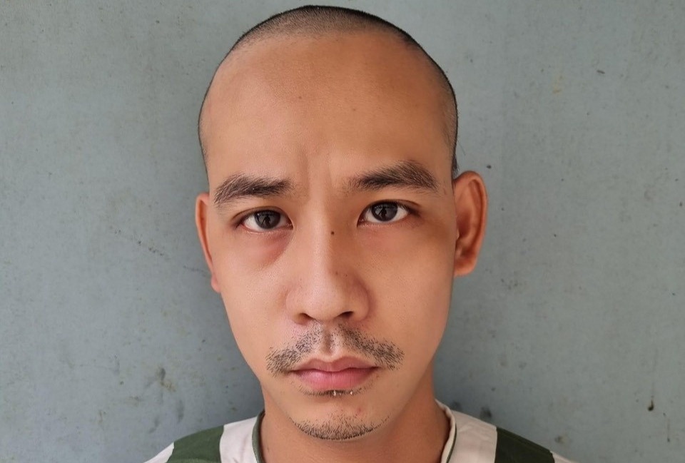 Nguoi dan ong lay trom dien thoai iPhone cua nhan vien quan ca phe hinh anh