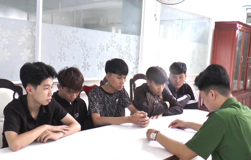 Mot phut boc dong, nhom thieu nien bi khoi to ve toi danh nghiem trong hinh anh