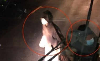 Nhom thanh nien bit mat, cam hung khi chan xe khach tren quoc lo hinh anh