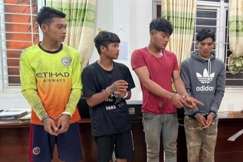Bat giu 4 nguoi cam hung khi dap kinh xe khach o Dak Lak hinh anh