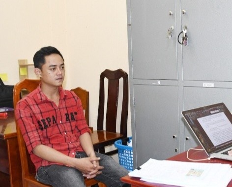 Trieu tap 3 nguoi vu chan duong nem vo kinh xe cap cuu hinh anh