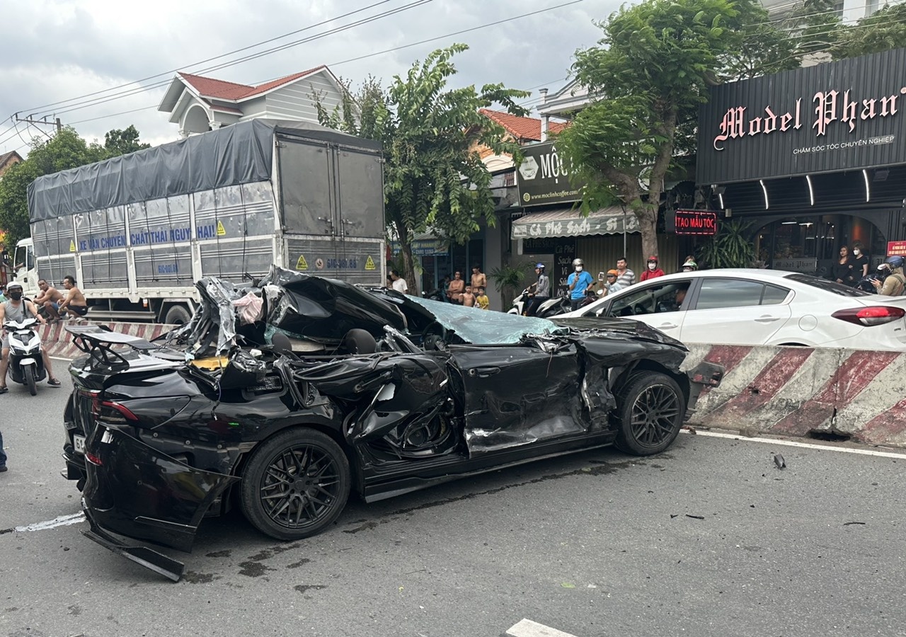 Ôtô tông xe máy ảnh 1 Oto tong xe may anh 1