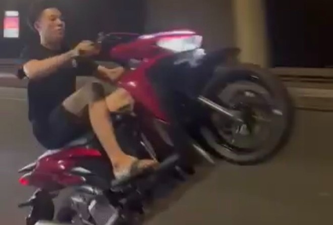 Nhom thanh nien boc dau xe roi quay clip dang Facebook hinh anh