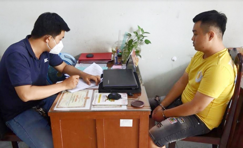 Vo mua hang roi cuop day chuyen cua chu tiem tap hoa hinh anh