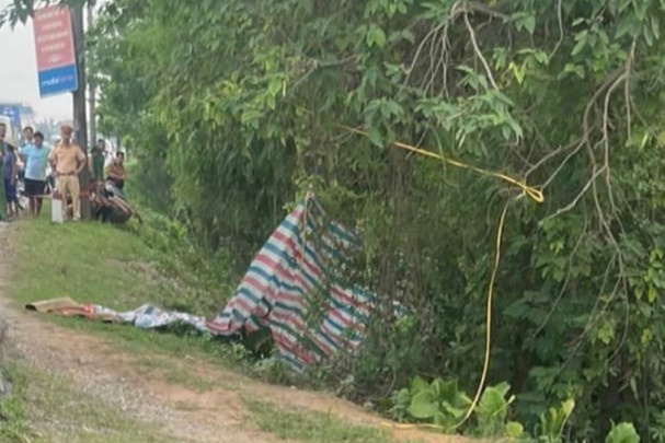 Nam thanh nien tu vong bat thuong ben xe may o Phu Tho hinh anh