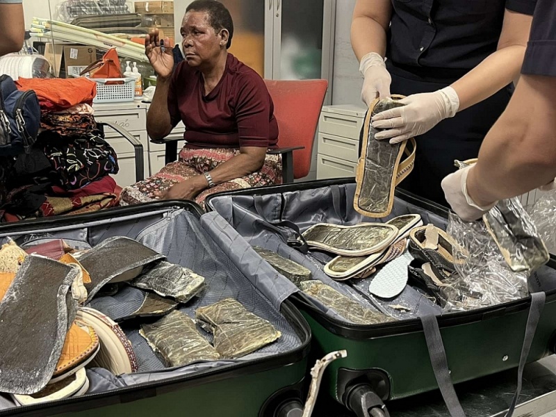 Hanh khach nhap canh qua Noi Bai cung 4,2 kg cocain giau trong de dep hinh anh