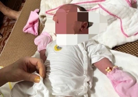 Be gai hon 20 ngay tuoi bi bo roi kem la thu nho nuoi ho hinh anh