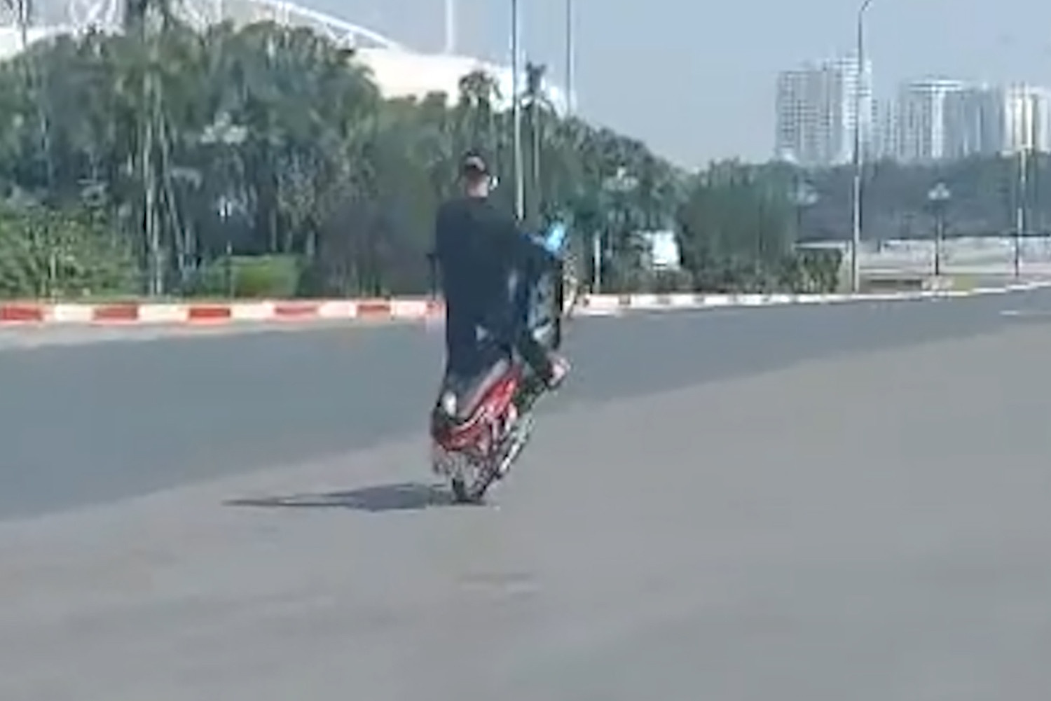 Boc dau xe may 600 m, nam thanh nien bi cong an trieu tap hinh anh