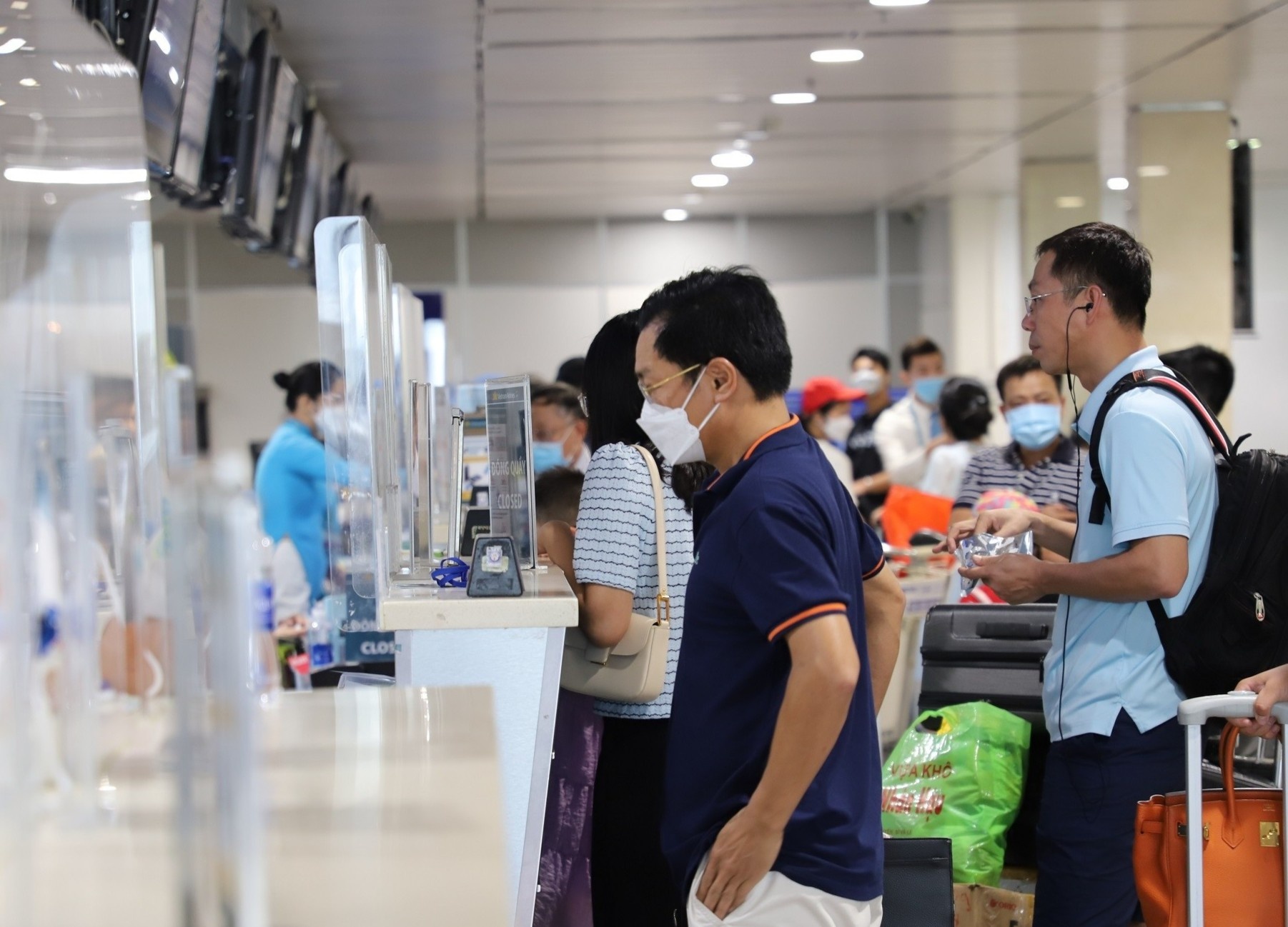 Canh bao ngap, cham chuyen tang cao dip he tai san bay Tan Son Nhat hinh anh