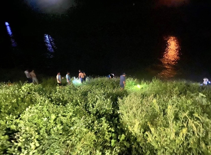 Chong dam vo nguy kich roi phong hoa dot nha hang xom hinh anh