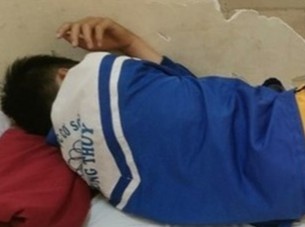 Nam sinh bi 30 ban hanh hung, nhap vien khoa tam than hinh anh