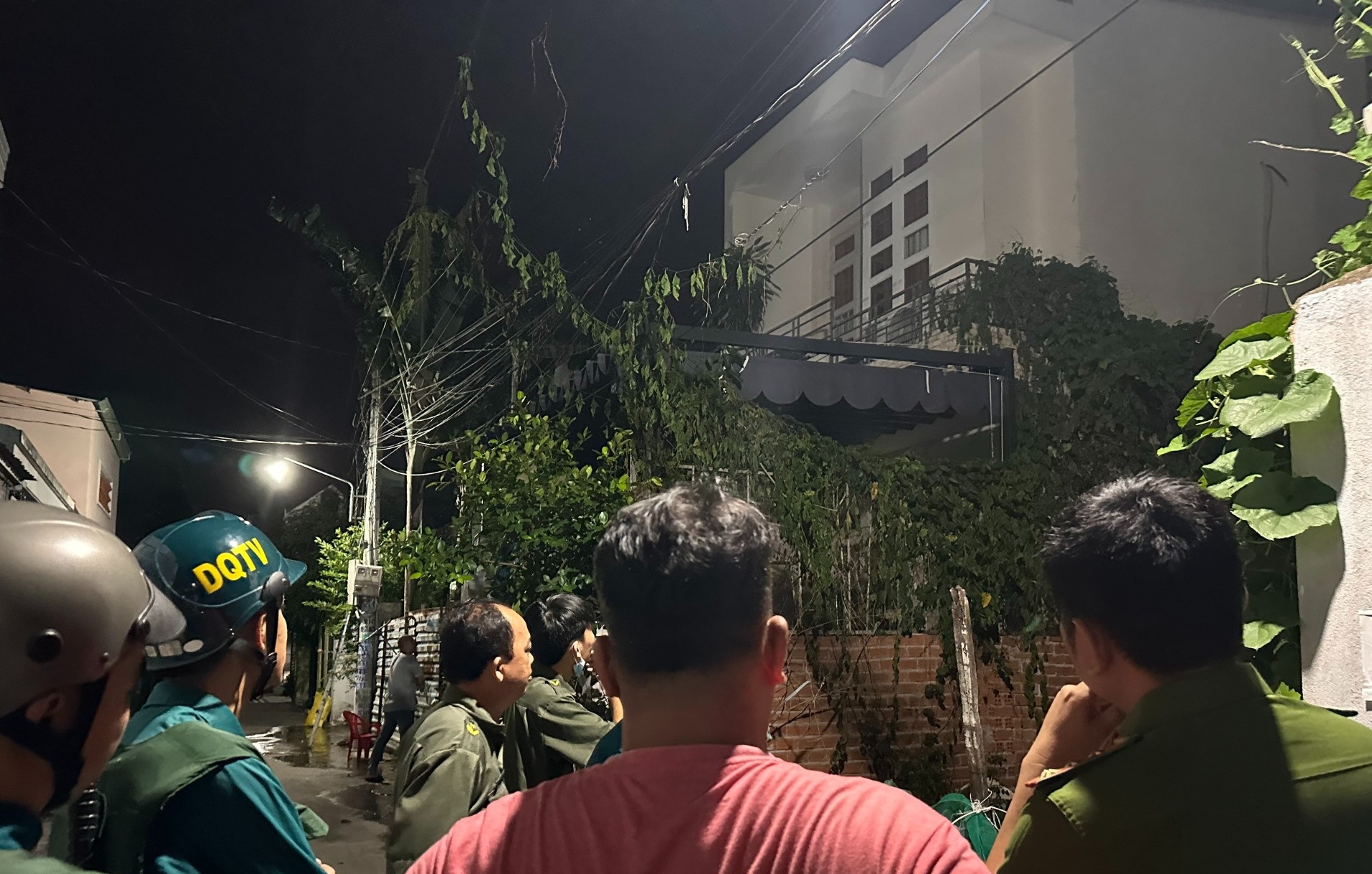 Canh sat phong toa nha cua nguoi dan ong nghi ngao da quay pha hinh anh