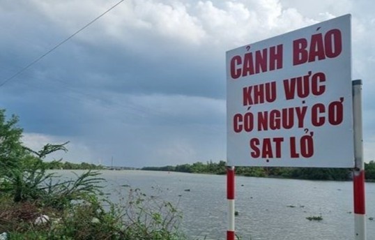 Sat lo bo song Can Giuoc, nhieu nha dan bi nhan chim hinh anh