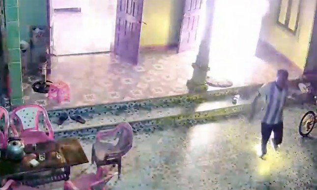 Dien bien moi vu chong dam vo, phong hoa dot nha hang xom hinh anh